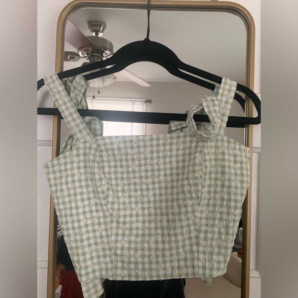 A eyelet sage the label top I’m great condition